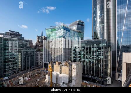 Blick nach Südwesten auf Fenchurch Street von Ost-und Nordhöhen und das Gebäude im Kontext. 10 Fenchurch Avenue, London, Großbritannien Stockfoto