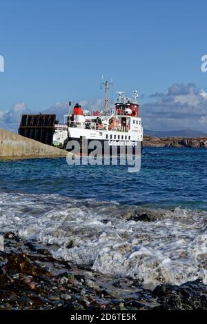 Die CALMAC-Inselfähre Loch Buie kommt auf der Isle of an Iona nach der kurzen Überfahrt von der Isle of Mull In den inneren Hebriden vor der schottischen Küste Stockfoto