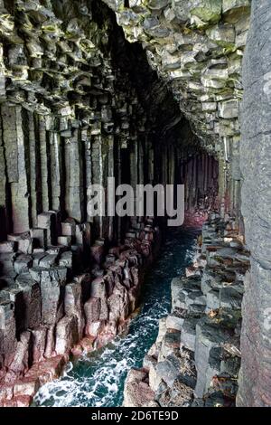 Fingals Höhle verewigt in Musik von Felix Mendelssohn. Diese Höhle befindet sich auf der Insel Staffa, einer unbewohnten Insel vor der Küste von Mull, Schottland Stockfoto