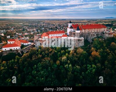 Luftaufnahme der mittelalterlichen Burg auf dem Berg in der kleinen europäischen Stadt im Herbst Saison. Schloss Palanok, Mukachevo, Ukraine Stockfoto