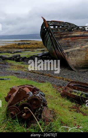 Altes verlassene und verfallende Holzfischerei Boot in Salen On Die Insel Mull in den inneren Hebriden im Westen Schottland Stockfoto
