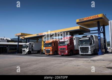 La Jonquera, Spanien: Das Dorf an der Grenze zu Frankreich entlang der Autobahn E15, eine Erweiterung der Autobahn A9, ist wie ein riesiger Supermarkt wo Stockfoto