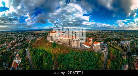 Luftaufnahme der mittelalterlichen Burg auf dem Berg in der kleinen europäischen Stadt im Herbst Saison. Panorama der Burg Palanok, Mukatschewo, Ukraine Stockfoto