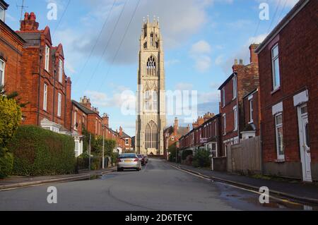 St. Botolph's Tower, bekannt als „The Stump“, vom Ende einer Straße aus gesehen. Boston Lincolnshire Stockfoto