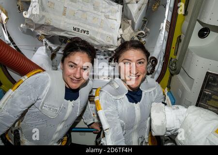 Washington, Usa. Oktober 2020. Guinness World Records gab am 19. Oktober 2020 bekannt, dass die NASA-Astronauten Christina Koch (R) und Jessica Meir, die am 18. Oktober 2019 mit dem ersten weiblichen Spacewalk Geschichte geschrieben haben, für diese Leistung mit einem Feature in der Guinness World Records 2021-Ausgabe geehrt werden. Der historische Spacewalk fand auf der Internationalen Raumstation statt, wo sie an der Wartung und Modernisierung arbeiteten. Während dies Koch's vierte Spacewalk war, war es Meir's erste. NASA/UPI Kredit: UPI/Alamy Live Nachrichten Stockfoto