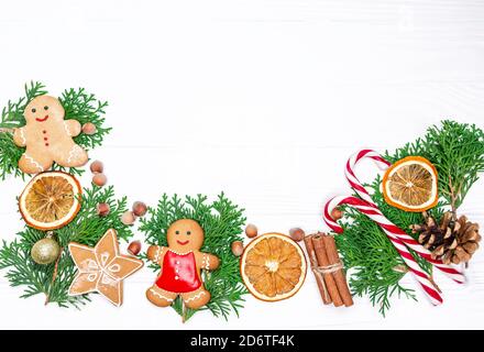 Weihnachten Lebkuchen, Sterne, Orangen und Zweige Tannenbaum Stockfoto