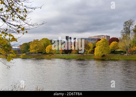 INVERNESS STADT SCHOTTLAND EDEN COURT THEATER VON HERBST FARBIGEN UMGEBEN BÄUME ENTLANG DES FLUSSES NESS Stockfoto