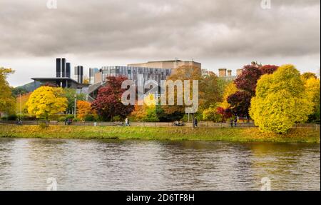 INVERNESS STADT SCHOTTLAND EDEN COURT THEATER UMGEBEN VON VIELEN HERBST FARBIGE BÄUME ENTLANG DES FLUSSES NESS Stockfoto