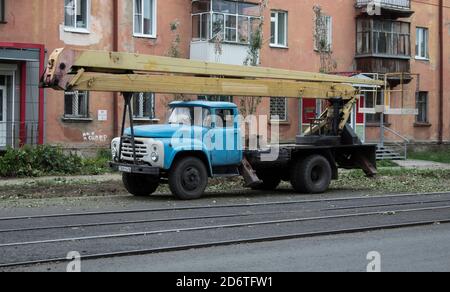 Kasachstan, Ust-Kamenogorsk - 10. August 2020. ZIL 130. Schaufelwagen auf der Straße. Stockfoto