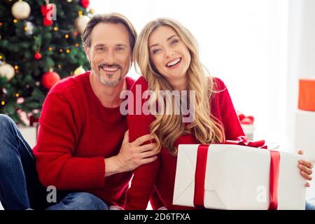 Portrait von zwei schönen attraktiven liebenswert vorsichtig fröhlich fröhlich soulmates Leben Partner Familie umarmt verbringen festal Tag Feier Anlass in Stockfoto