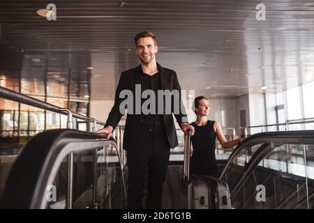 Mann und Frau gehen durch den Flughafen zu ihrem Gate Stockfoto