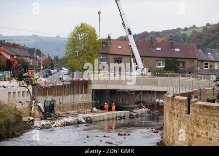 Hochwasserschutzarbeiten in Mytholmroyd, in der Nähe der Hebden Bridge, in West Yorkshire nach den verheerenden Überschwemmungen am zweiten Weihnachtsfeiertag 2015 Stockfoto