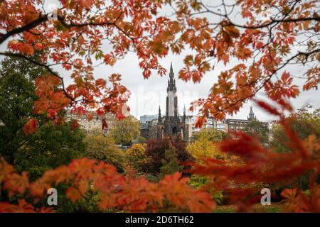 Das Scott Monument in der Princes Street, Edinburgh, ist von Bäumen umgeben, die ihre Herbstfarben zeigen. Stockfoto