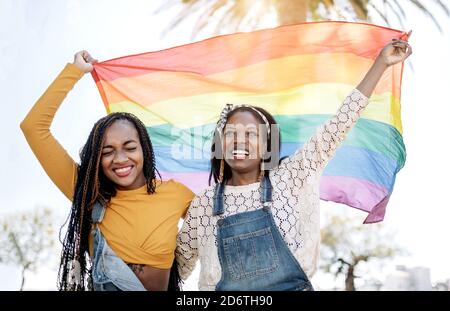 Crop weibliche Meister, die gelbe Politur auf Nägel von anonymen Kunde im Schönheitssalon Stockfoto