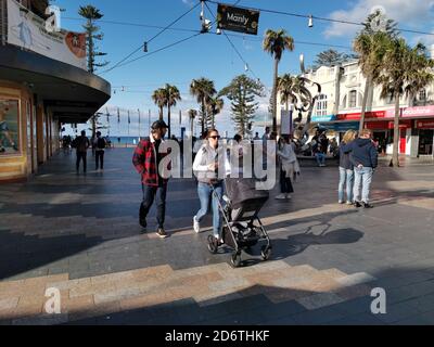 AUCKLAND, AUSTRALIEN - 11. Mai 2019: Sydney / Australien - 11 2019. Mai: Blick auf Menschen, die am Manly Beach auf dem Corso spazieren Stockfoto