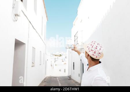Zarte gelbe Kamille in Glasvase auf Tisch mit platziert Weißes Tuch in der Nähe erfrischende Getränk und mit natürlichen Zitronen zusammengesetzt Stockfoto