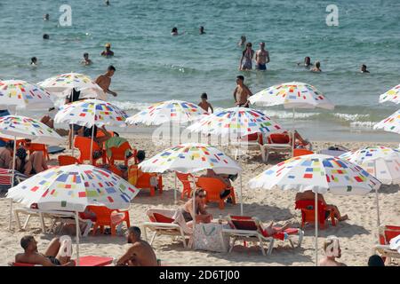 (201019) -- TEL AVIV, 19. Oktober 2020 (Xinhua) -- Menschen werden am 18. Oktober 2020 am Strand in der zentralen israelischen Stadt Tel Aviv gesehen. Israels Sperrungsaustrittsstrategie trat am Sonntag in Kraft. Eine vollständige landesweite Sperrung in Israel wurde seit September 18 aufgrund eines Anstiegs der COVID-19 Morbidität verhängt. (Gideon Markowicz/JINI/Handout via Xinhua) Stockfoto