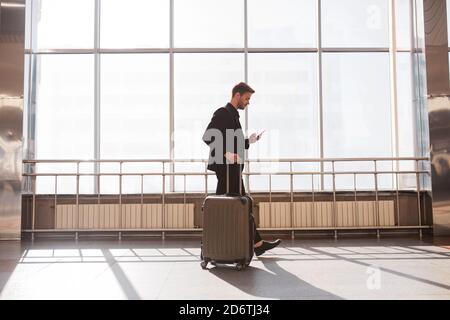 Mann mit einer neuartigen Navigations-App am Flughafen Stockfoto