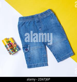 Jeans Shorts isoliert auf weiß gelbem Hintergrund Stockfoto