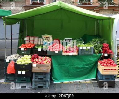Kleiner Markt von frischem Obst und Gemüse im Garten in der Stadt Straße installiert. Stockfoto