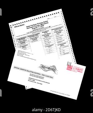 2020 Minnesota Zustand Primärwahlzettel für Hennepin County und ein USPS außerhalb Briefumschlag mit einer dosiert Briefmarke Stockfoto