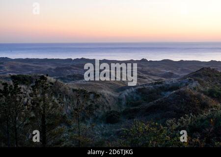 Die Dünen von Biville entlang der Küste der Normandie, auf der Halbinsel Cotentin. Übersicht über die Dünen von Bibille in der Abenddämmerung. Der Ort ist ein geschütztes Naturgebiet Stockfoto