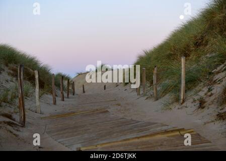 Die Dünen von Biville entlang der Küste der Normandie, auf der Halbinsel Cotentin. Übersicht über die Dünen von Bibille in der Abenddämmerung. Der Ort ist ein geschütztes Naturgebiet Stockfoto