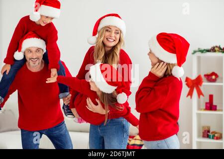 Portrait von schönen attraktiven großen voll fröhlich fröhlich liebenswert froh Familie Mama Papa tragen kleine Kinder mit Spaß Eve Noel Feier im Licht Stockfoto