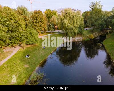 Luftaufnahme eines Paares, das auf einer Decke lag Strand des öffentlichen Parks See Stockfoto