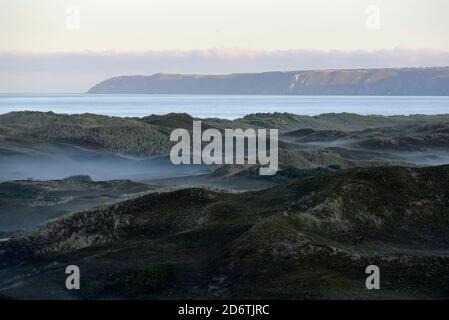 Die Dünen von Biville entlang der Küste der Normandie, auf der Halbinsel Cotentin. Überblick über die Strecke des Sandes von Biville in der Dämmerung, im Nebel. Die Website ist Stockfoto