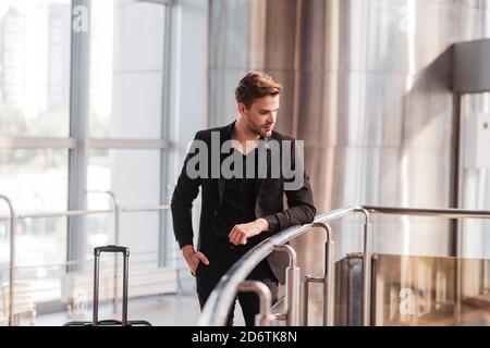 Mann, der am Flughafen auf seinen Flug wartet Stockfoto