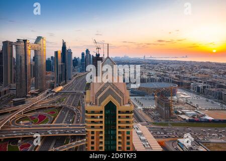 Der Blick auf die Skyline von Dubai mit Burj Khalifa, Scheich Zayed Road und Sonnenuntergang über dem Golf, VAE. Stockfoto