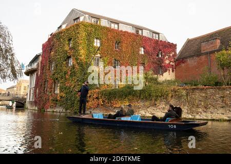 Cambridge England Montag 19. Oktober 2020. Ein Punt passiert die bunte Virginia Creeper wächst auf der Seite des St. Johns College entlang des Flusses Cam. Stockfoto