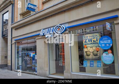 Wiesbaden, Deutschland - Oktober 18,2020: Apollo-Optik Ladenfront in Wiesbaden. Apollo-Optik ist ein deutsches Optikerunternehmen, das sich auf Einzelhandelspeyewear konzentriert. Stockfoto