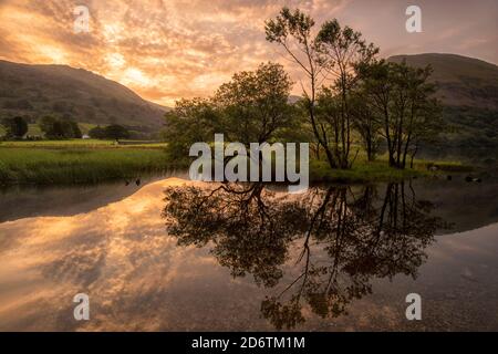 Sonnenaufgang bei Brothers Water im Lake District, Cumbria England Stockfoto