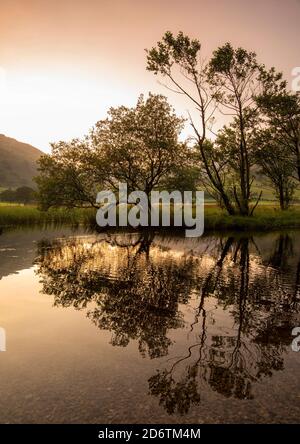 Sonnenaufgang bei Brothers Water im Lake District, Cumbria England Stockfoto