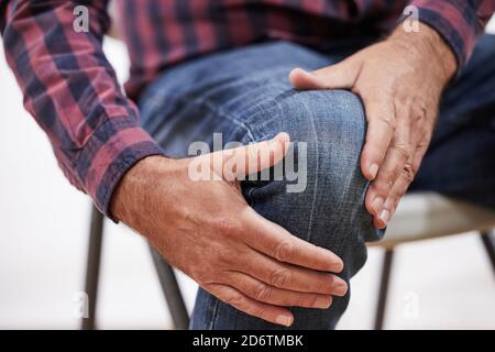 Nahaufnahme Des Reifen Mannes, Der An Schmerzen Oder Arthritis Leidet Kniekupplungen Stockfoto