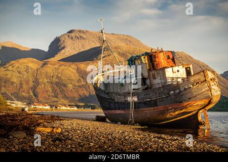 Die Corpach Wreck, bei Caol, im Schatten eines ungewöhnlich wolkenfreien Ben Nevis. Stockfoto