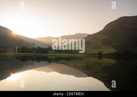 Sonnenaufgang bei Brothers Water im Lake District, Cumbria England Stockfoto