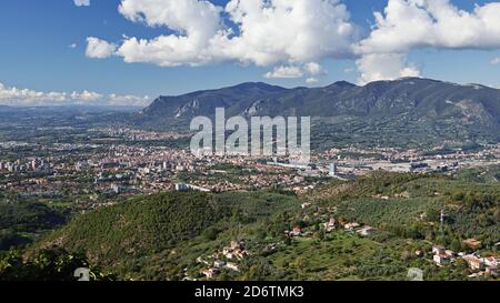 Blick von Osten nach Norden auf das Terni-Becken und die Stadt Terni, Umbrien, Italien Stockfoto