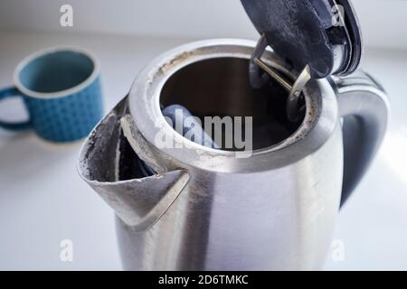 Nahaufnahme Von Wasserkocher Mit Kalkablagerungen In Hartem Wasser Bereich Stockfoto