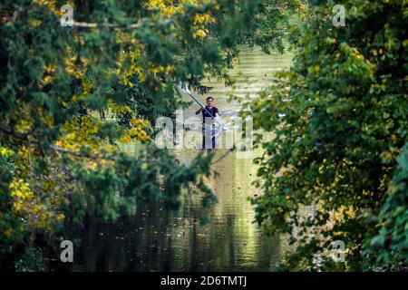 Ein Kajakfahrer in der Nähe des Magdalen College in Oxford. Stockfoto