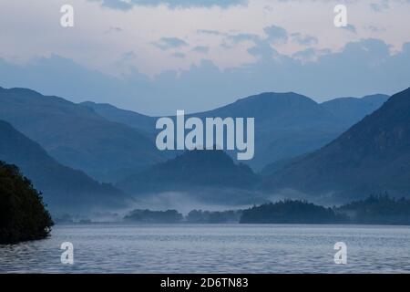 Nebliger Sommermorgen in Derwentwater im Lake District, Cumbria England Stockfoto