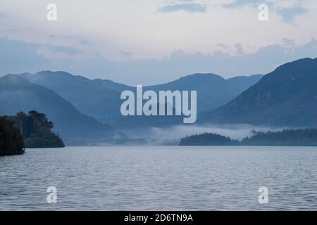 Nebliger Sommermorgen in Derwentwater im Lake District, Cumbria England Stockfoto