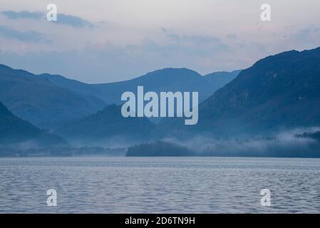 Nebliger Sommermorgen in Derwentwater im Lake District, Cumbria England Stockfoto