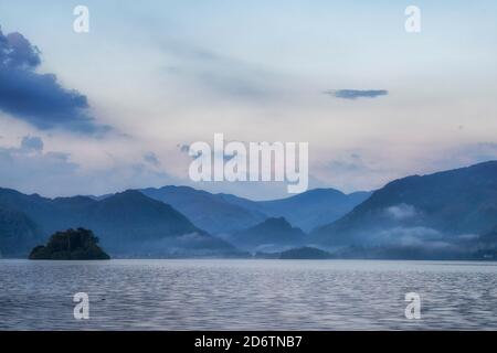 Nebliger Sommermorgen in Derwentwater im Lake District, Cumbria England Stockfoto