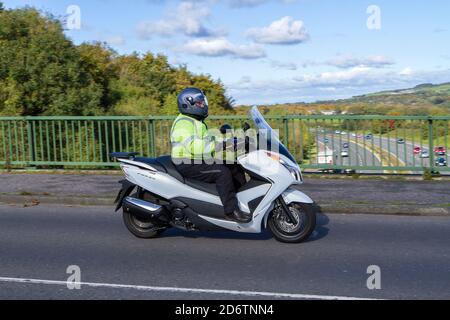 Honda Forza GT Scooter Motorradfahrer; zweirädrige Transport, Motorräder, Fahrzeug, Straßen, Motorräder, Fahrradfahrer Überqueren Autobahn Brücke UK Stockfoto