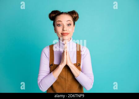 Foto von schönen glänzenden Lippenstift zwei Brötchen Frisur Dame entschuldigen Betteln Vergebung Handflächen zusammengefaltet tragen violetten Pullover braunen Cord Insgesamt Stockfoto