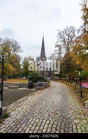 Fußweg bis zur St.Cuthberts Kirche in Darlington, England, UK Stockfoto