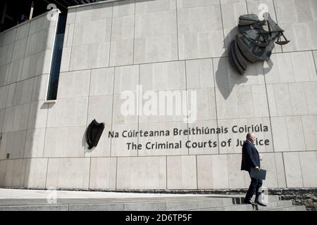 DUBLIN, IRLAND - 13. Oktober 2017: Ein nicht identifizierter Mann, der die Treppe der Strafgerichtshöfe hinuntergeht, Dublin, Irland. Auch bekannt als Dublin's Stockfoto